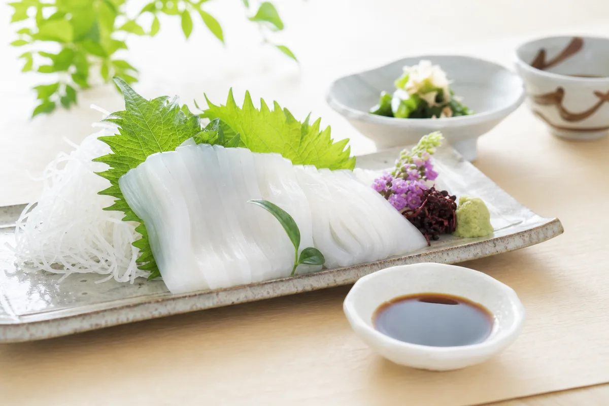 釣りたてのアオリイカを使った刺身の盛り合わせ。清潔な食卓の上で撮影された、上品で美味しそうな和食の写真