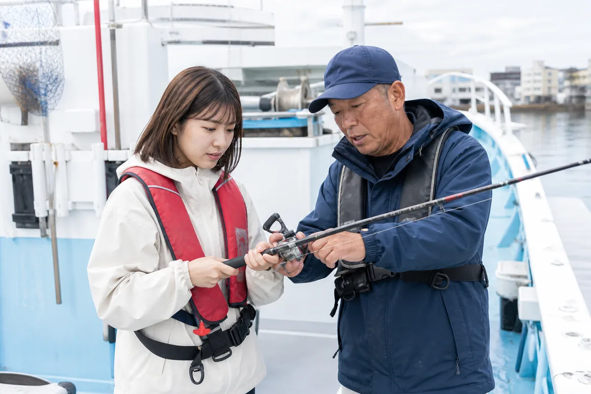 出船前に船宿スタッフから道具の扱いを教わる船釣り初心者
