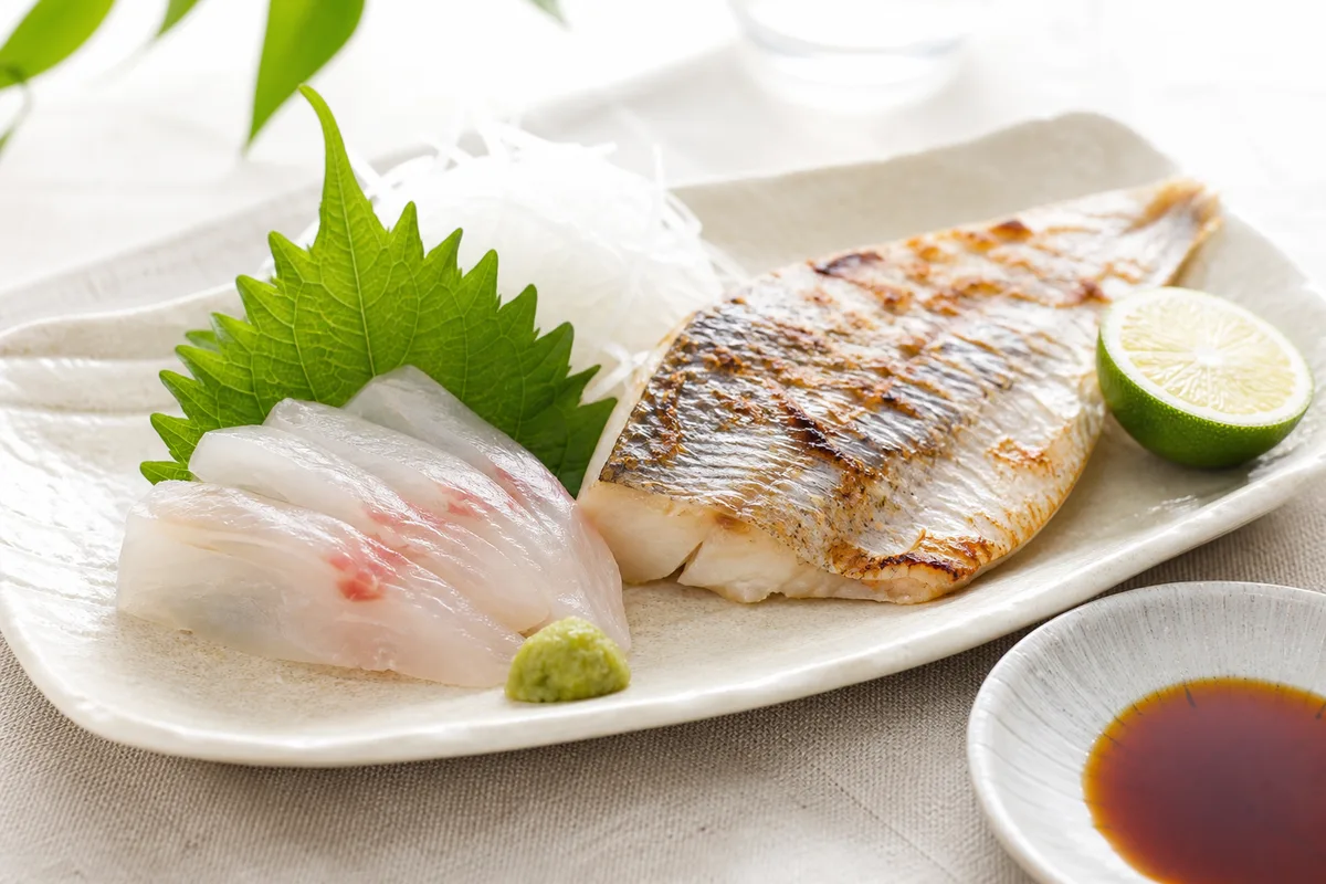 釣りたてのイシモチを使った塩焼きと刺身の盛り合わせ。清潔な食卓の上で撮影された、上品で美味しそうな和食の写真
