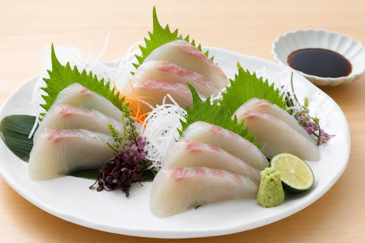釣りたてのシマアジを使った刺身の盛り合わせ。清潔な食卓の上で撮影された、上品で美味しそうな和食の写真