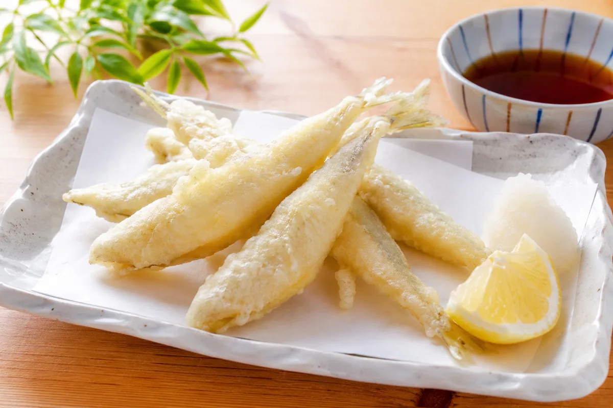揚げたてのシロギスの天ぷらを白い和皿に盛り付けた料理