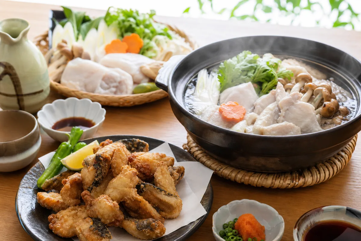 唐揚げにされたショウサイフグと鍋(ちり鍋)を美しく盛り付けた和食の食卓写真